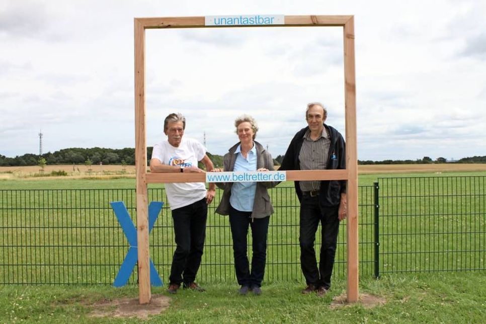 Protest gegen die Beltquerung (v.lks.): Bernhard Markmann (Sierksdorf), Susanne Brelowski (Hof Altona) und Bodo Gehrke (Roge).