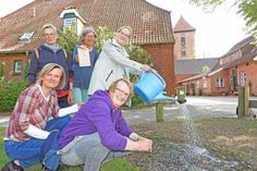 Die Klimagruppe der Evangelisch-Lutherischen Kirchengemeinde Preetz will die Saat für ein klimabewusstes Leben legen. Für Aktionen, Projekte und öffentlichkeitswirksame Aufklärungsarbeit sind Mitstreiter*innen herzlich willkommen. Aufmerksamkeit und Insektenfutter sollen auf einem Blühstreifen kurz vor dem Eingang zum Kirchhof wachsen.