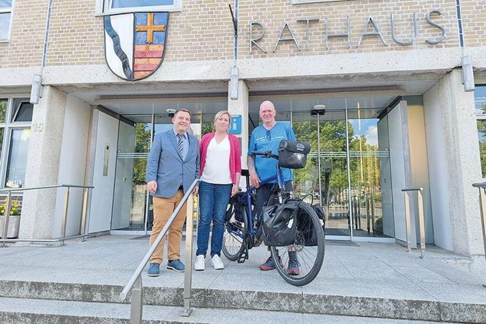 Der Spendenradler Oli Trelenberg wurde in Bad Schwartau von Stadtpräsidentin Wiebke Zweig und dem 1. Stadtrat Carsten Dyck empfangen und ins Rathaus zu Kaffee und Kuchen eingeladen.