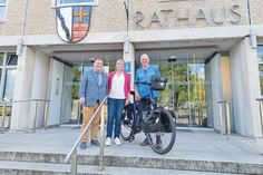 Der Spendenradler Oli Trelenberg wurde in Bad Schwartau von Stadtpräsidentin Wiebke Zweig und dem 1. Stadtrat Carsten Dyck empfangen und ins Rathaus zu Kaffee und Kuchen eingeladen.