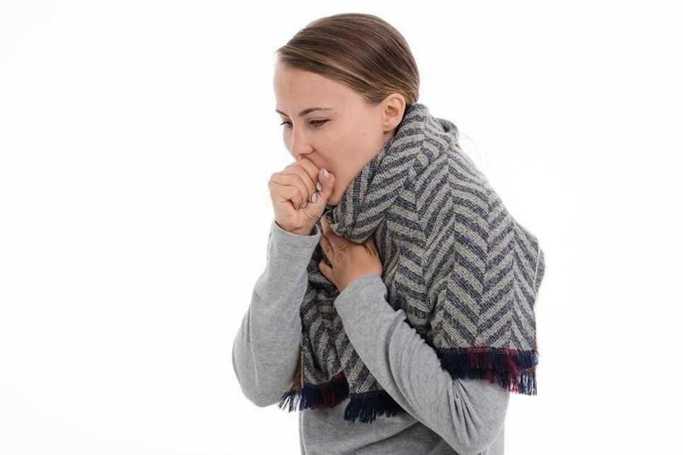 Wie entsteht eine Laryngitis und woran erkennt man sie? Lesen Sie jetzt alles Wichtige über die Erkrankung!