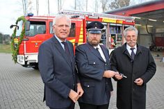 Schlüsselübergabe mit Landrat Reinhard Sager, Ortswehrführer Dirk Martens und Bürgermeister Holger Reinholdt.