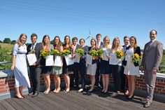Ausbildungsleitung Marisa Kortz, Maximilian Pentzlin, Hannah Radke, Jana Storm, Rabea Schultz, Tim Helbach, Joanna Danielczyk, Sophie Schlünsen, Tobias Bötcher, Sina Möller, Sina Pries, Mika Cordts, Kristin Schacht und Personalvorstand Stefan Frahm (v. lks.).