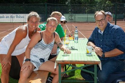 Auch Bürgermeister Mirko Spieckermann (re.) überbrachte Janine Kühl (lks.) und ihrem Team die Glückwünsche zu einer tollen Tennisveranstaltung am Lindenweg und führte die Siegerehrungen durch.