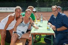 Auch Bürgermeister Mirko Spieckermann (re.) überbrachte Janine Kühl (lks.) und ihrem Team die Glückwünsche zu einer tollen Tennisveranstaltung am Lindenweg und führte die Siegerehrungen durch.
