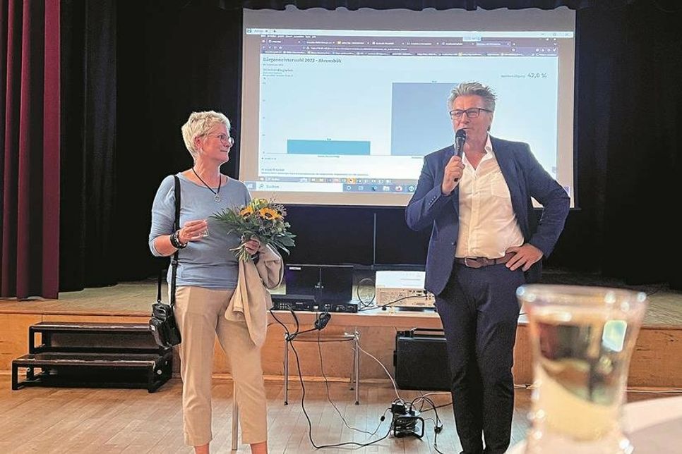 Auf den Wahlerfolg erhob der Bürgermeister gemeinsam mit Ehefrau Martina sein Glas.