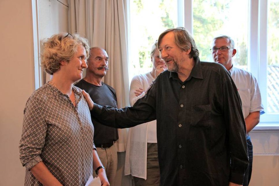 Anke Kessenich (lks.) führte in die Ausstellung ein.