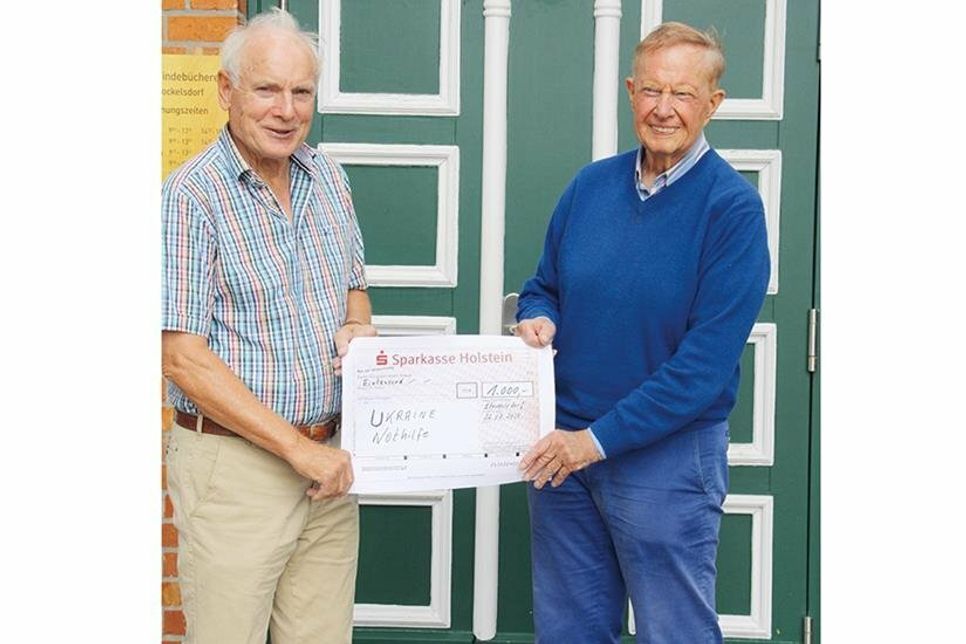 Der Stockelsdorfer Siegfried Hoelge (r.) übergibt den Spendenscheck an Volker Olbers, Vorstand der Bürgerstiftung Stockelsdorf.