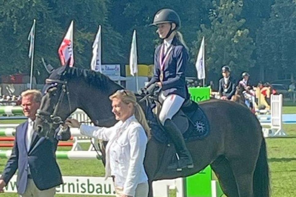 Phelina Lage errang in den Landesmeisterschaften der Children im Springen mit ihrem Pferd Dutch die Bronze Medaille.
