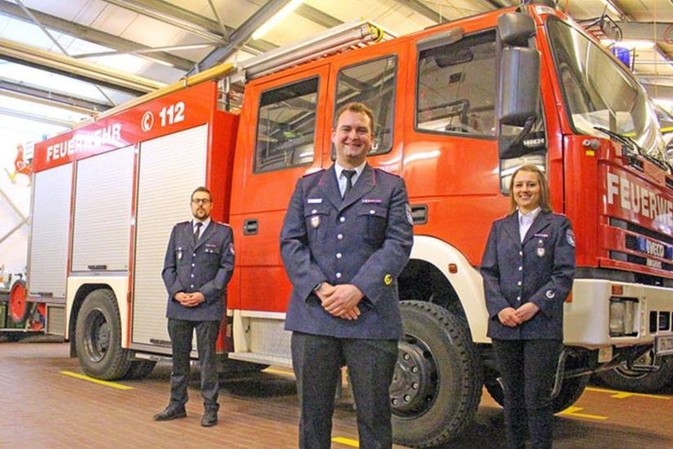Das neue Führungstrio der Freiwilligen Feuerwehr Malente: Der neue Ortswehrführer Nils Lenkewitz (Mitte) mit seinem Stellvertreter Kai Kreuzfeld (links) und seiner Stellvertreterin Katja Weichert (rechts)