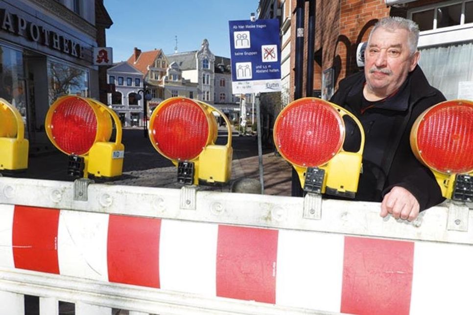 „Ich finde es absolut unter aller Würde“, so lautet das Urteil des Behindertenbeauftragten der Stadt Eutin, Johannes-Georg Beitz, zu den Schranken, die seit einigen Tagen nachmittags die Zufahrt auf den Eutiner Markt – und damit zum Impfzentrum – blockieren. Zwischen 13 und 18.30 Uhr sind die Schranken in Betrieb. Und sie erfüllen ihren Zweck: Alte Menschen und Menschen mit Handicap können nicht mehr direkt vor dem Impfzentrum aussteigen, sondern müssen den oft mühsamen Weg vom Parkplatz bewältigen