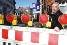 „Ich finde es absolut unter aller Würde“, so lautet das Urteil des Behindertenbeauftragten der Stadt Eutin, Johannes-Georg Beitz, zu den Schranken, die seit einigen Tagen nachmittags die Zufahrt auf den Eutiner Markt – und damit zum Impfzentrum – blockieren. Zwischen 13 und 18.30 Uhr sind die Schranken in Betrieb. Und sie erfüllen ihren Zweck: Alte Menschen und Menschen mit Handicap können nicht mehr direkt vor dem Impfzentrum aussteigen, sondern müssen den oft mühsamen Weg vom Parkplatz bewältigen