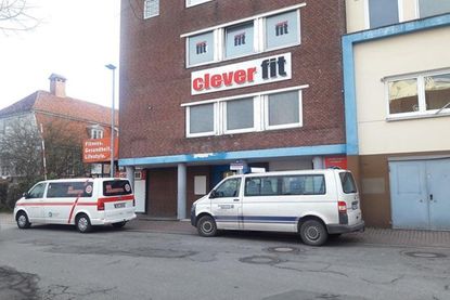 Kompromiss-Vorschlag des Behindertenbeauftragten: Behindertenparkplätze am rückwärtigen Eingang einrichten und dort auch Rollstühle platzieren.