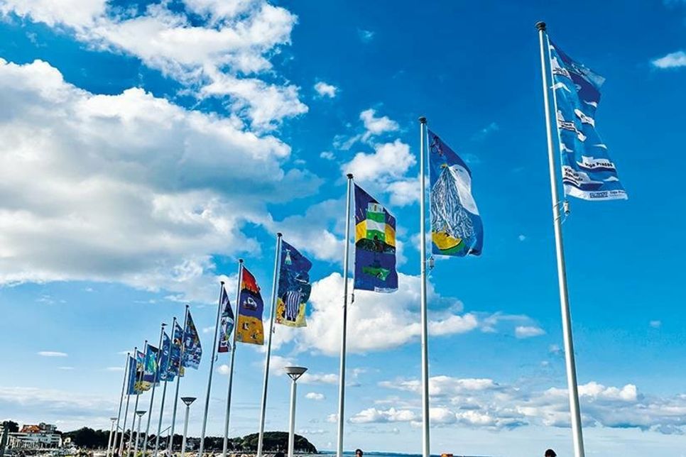 Das „Fahnenmeer“ an der Strandpromenade in Travemünde.