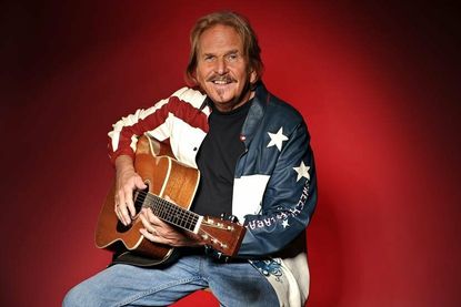 Frank Zander begeistert mit wohlbekannter Stimme an der eigenen Gitarre.