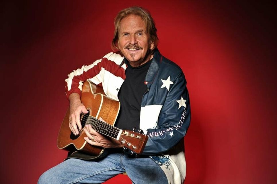 Frank Zander begeistert mit wohlbekannter Stimme an der eigenen Gitarre.