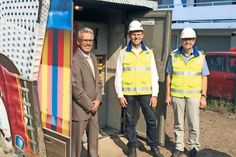 Bürgermeister Volker Owerien (von links), Dr. Stefan Küppers, Geschäftsführer der Westnetz GmbH, und Dietmar Schindowski, innogy-Leiter der Region Ostholstein, trafen sich an der modernisierten Ortsnetzstation an der Pönitzer Chaussee. (Foto: Westnetz)