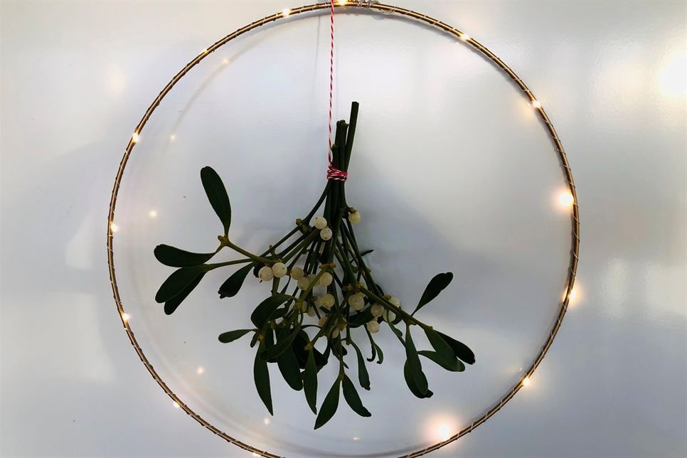 „Kissing under the mistletoe“ mal anders. Ein Mistelzweig im beleuchteten Reifen.