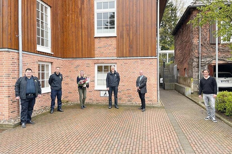 Bedankten sich für die gute Arbeit in Sachen Feuerwehr bei der ehemaligen Ordnungsamtsleiterin Reneé Steffen (v.l.): Stellvertretender Gemeindewehrführer Dirk Westphal, Gemeindewehrführer Christian Ziemann, Stellv. Gemeindewehrführer Thomas Harnack, der neue Ordnungsamtsleiter Heiko Laskowski und Bürgermeister Thomas Keller.
