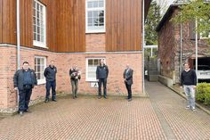 Bedankten sich für die gute Arbeit in Sachen Feuerwehr bei der ehemaligen Ordnungsamtsleiterin Reneé Steffen (v.l.): Stellvertretender Gemeindewehrführer Dirk Westphal, Gemeindewehrführer Christian Ziemann, Stellv. Gemeindewehrführer Thomas Harnack, der neue Ordnungsamtsleiter Heiko Laskowski und Bürgermeister Thomas Keller.