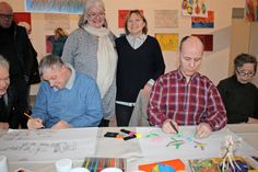 Anke Bromberg und Ljudmila Penner (stehend) begleiten die Künstlergruppe seit 2007.