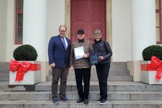 Bürgermeister Mirko Spieckermann (lks.) gratulierte dem diesjährigen Stadtradeln Gewinner Rolf-Peter Rosenplänter in Begleitung seiner Frau zum Spitzenergebnis von 1.417,8 zurückgelegten Fahrradkilometern im Aktionszeitraum von drei Wochen.