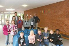 Zehn Säcke mit Kunststoffdeckeln übergaben die Schüler der Arnesbokenschule an Dennis Kissel, der die Aktion „Deckel gegen Polio“ ins Leben rief. Damit können viele Kinder die lebensrettende Impfung gegen Polio erhalten.