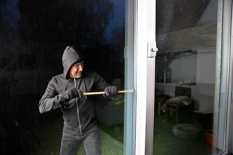 Mechatronischer Einbruchschutz kombiniert mechanischen Schutz mit elektronischer Alarmierung. So hat der Einbrecher kaum noch eine Chance, ins Gebäude einzudringen. Foto: djd/ABUS