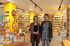 Geschäftsführerin Gudrun Schlicker und ihre Mitarbeiterin Jessica Meyer (v. lks.) in den großzügigen, schön gestalteten Räumlichkeiten der neueröffneten Buchhandlung.