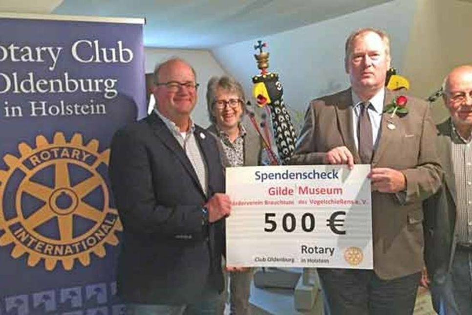 Präsident RC Oldenburg Jan Hegerfeld, die Kuratoren des Gildemuseums Susanne Knees und Jan Birger Rößler, Gildemajor und 1. Vorsitzender BraVo e.V. Bernd Schultz