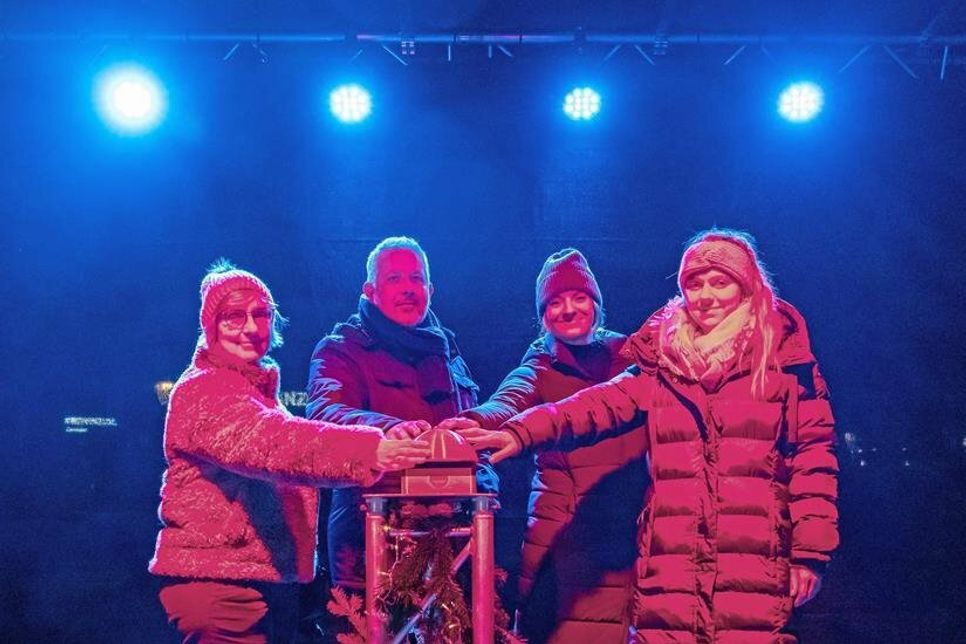 V.l.n.r : Sabine Bockwoldt (Vorsitzende WFO) Bürgermeister Jörg Saba mit Cora Brockmann (Stadtmarketing)) sowie Alina Schumacher (Ostsee Catering Event )