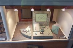 Aus dieser Vitrine - kurz nach der Tat im Juli 2017 aufgenommen - wurden die wertvollen Armbanduhren gestohlen. (Foto: René Kleinschmidt/Archiv)