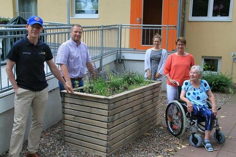 Axel Sommerlatt (Rotary), Thorsten Schmidt (Janus), Anna Paap, (Seniorenpension Erlenkamp), Anja Härtner (Betreuerin), Helga Hochmuth (Bewohnerin) (v. lks.).
