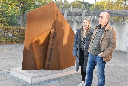Nach der Enthüllung des Erinnerungsmals „Identität“: Bildhauer Winni Schaak und Schülerin Paula Lücke vor der Skulptur.