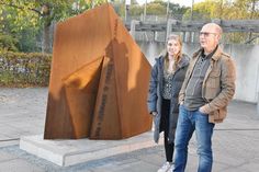 Nach der Enthüllung des Erinnerungsmals „Identität“: Bildhauer Winni Schaak und Schülerin Paula Lücke vor der Skulptur.