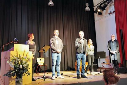 Andrea Finke-Schaak (von links), Schüler Tillmann Oldenburg, Günter Knebel, Schülerin Paula Lücke und Uta Düppe erklären das Projekt auf der Bühne der Mensa.
