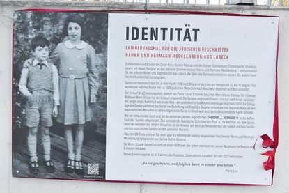 Die Gedenktafel zum Erinnerungsmal &amp; Identität.
