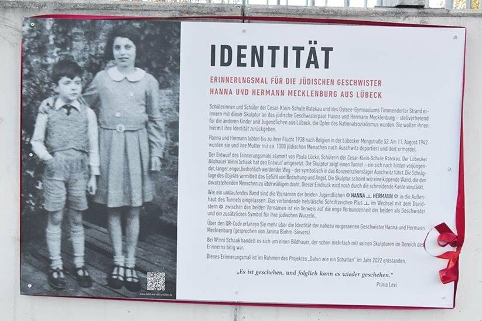 Die Gedenktafel zum Erinnerungsmal &amp; Identität.