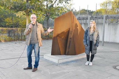 Nach der Enthüllung des Erinnerungsmals „Identität“: Bildhauer Winni Schaak und Schülerin Paula Lücke vor der Skulptur.