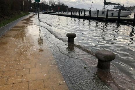 Hochwasser gibt es auch durch die steigenden Wasserstände in der Lübecker Bucht. Am Donnerstag soll es nochmal um bis zu 1,30 Meter über dem mittleren Wasserstand liegen.