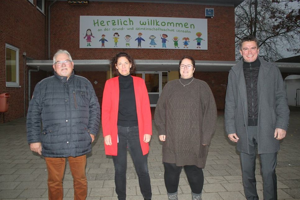 Vor der neu gestalteten Fassade mit dem Willkommensgruß: Rolf Maichrzack, Schulleiterin Angela Haar, Vorsitzende Förderverein Nicole Paustian und Amstvorsteher Michael Robien (v. lks.).