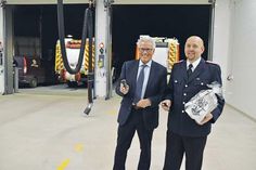 Mit Knopfdruck auf die Fernbedienungen öffnen sich die Rolltore im neuen Anbau des Feuerwehrgerätehauses: Ortswehrführer Sven Reimers und Bürgermeister Volker Owerien probieren es zur offiziellen Einweihung aus.