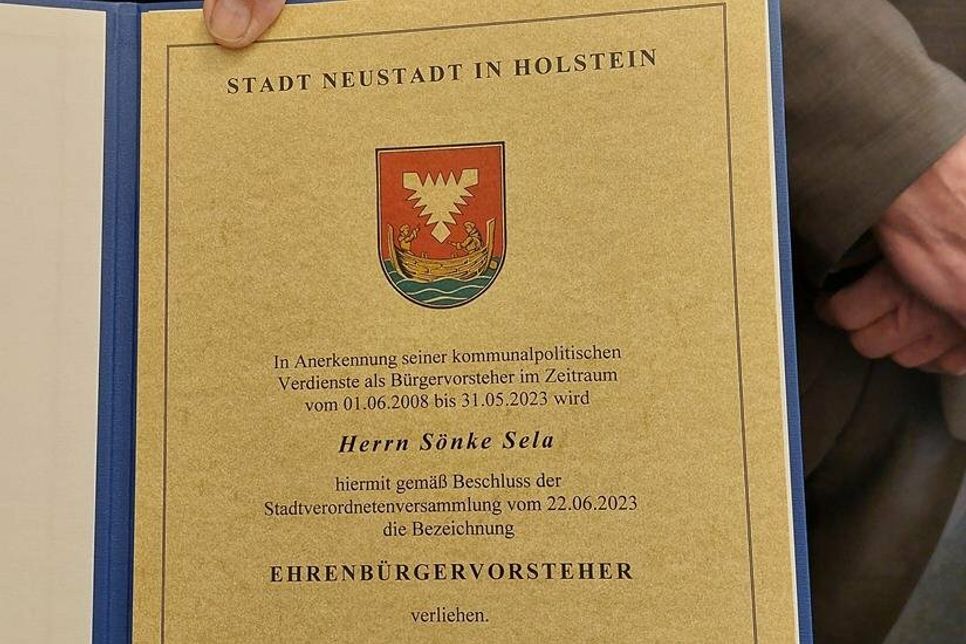 „In Anerkennung seiner kommunalpolitischen Verdienste als Bürgervorsteher im Zeitraum vom 1. Juni 2008 bis 31. Mai 2023“ wurde Sönke Sela die Bezeichnung Ehrenbürgervorsteher verliehen.