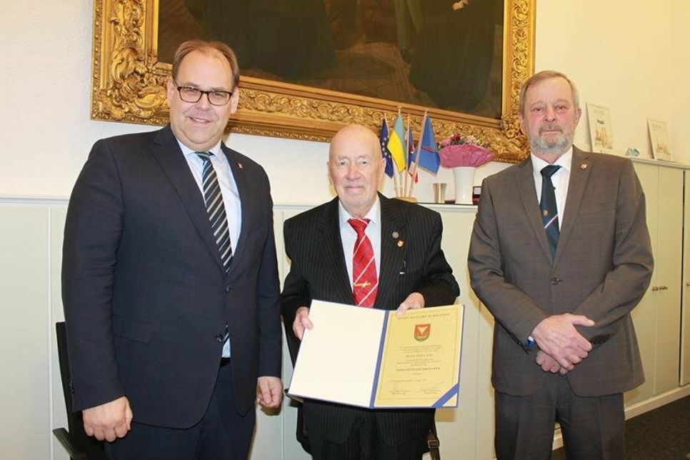 Bei der feierlichen Ernennung im Rathaus: Bürgermeister Mirko Spieckermann, Ehrenbürgervorsteher Sönke Sela und Bürgervorsteher Heinrich Holtfester (v. lks.).