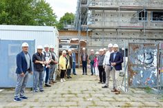 Die Teilnehmer der Begehung, Bürgermeister Jörg Saba, Architekt Jürgen Ruoff, Thomas Lange, Klaus Zorndt, Helga Poppe, Marlen Marsen, Bauamtsleitung Christina Bonke, Lennart Maaß, Jörg Wehrend, Susanne Knees, Georg Khuen, Torsten Ewers, Dr. Henning Andrees und Jens Junkersdorf vor dem städtischen Theater.