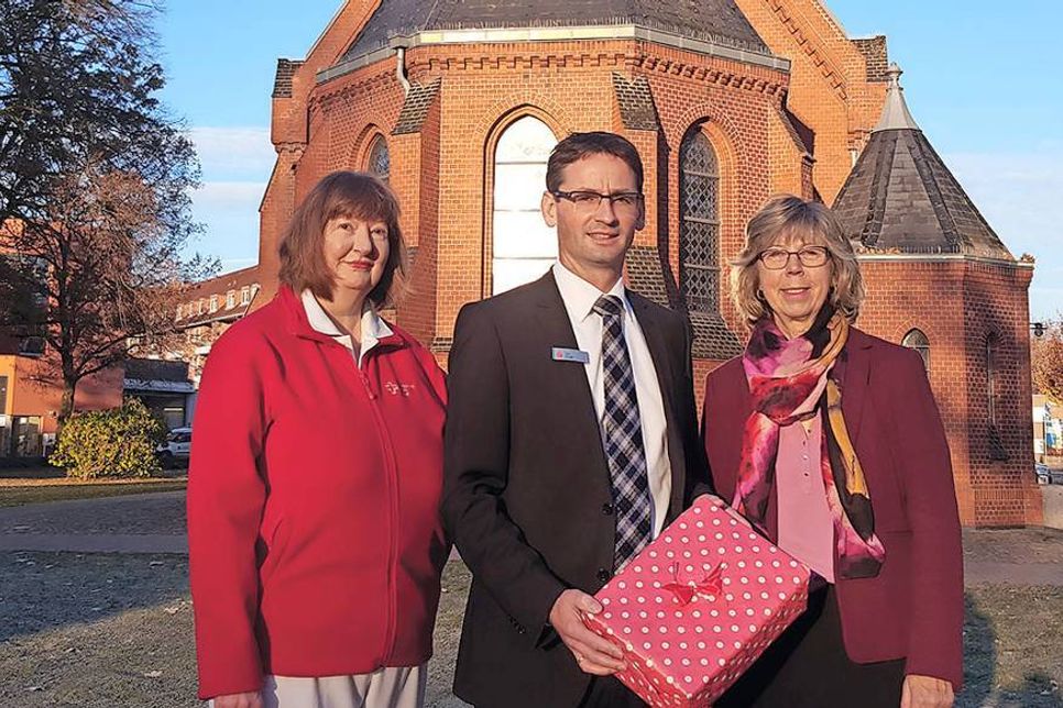 Stockelsdorfs Bürgermeisterin Brigitte Rahlf-Behrmann (r.), Jan Clauß, Leiter der Filiale Stockelsdorf der Sparkasse Holstein, und Beatrice Walker vom DRK Stockelsdorf freuen sich schon jetzt auf leuchtende Augen am Tag der Geschenkübergabe. (Foto: hfr)