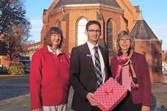 Stockelsdorfs Bürgermeisterin Brigitte Rahlf-Behrmann (r.), Jan Clauß, Leiter der Filiale Stockelsdorf der Sparkasse Holstein, und Beatrice Walker vom DRK Stockelsdorf freuen sich schon jetzt auf leuchtende Augen am Tag der Geschenkübergabe. (Foto: hfr)