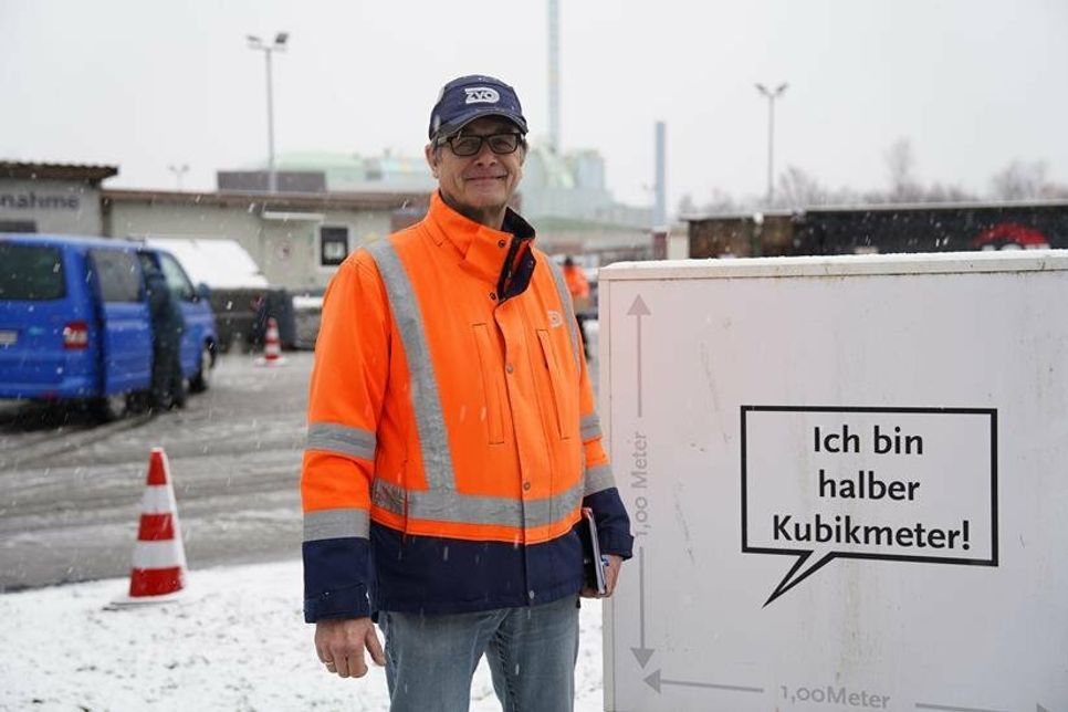 Rainer Korten, Abteilungsleiter ZVO Abfallwirtschaft, freut sich über die neue Sperrmüll-Regelung.