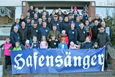 Die Mitglieder des Fanclubs Hafensänger mit HSV-Profi Nicolai Müller (Mitte).
