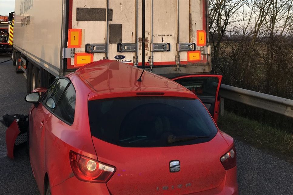 Das Fahrzeug wurde von der Feuerwehr mithilfe einer Seilwinde aus dem Lkw gezogen.